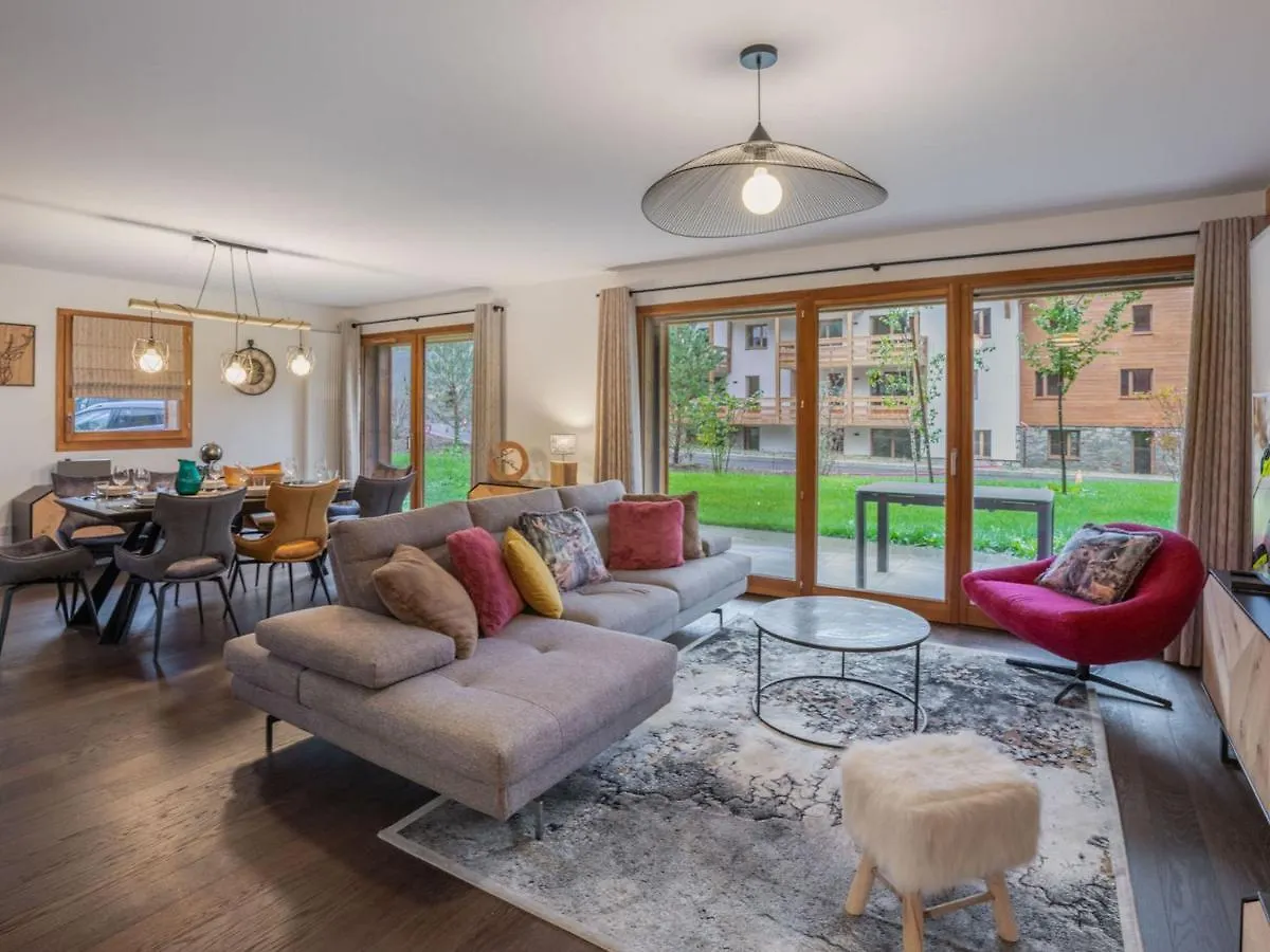 Appartement Moderne Avec 3 Chambres, Terrasse, Garage Et Services Inclus A Megeve - Fr-1-569-131