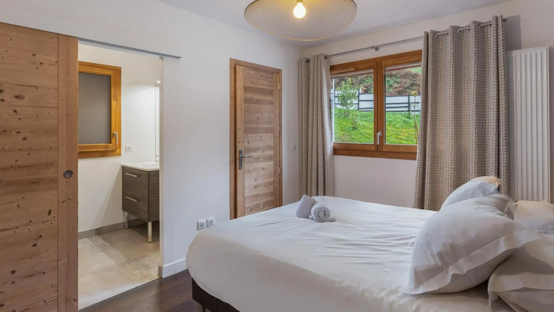 Appartement Moderne Avec 3 Chambres, Terrasse, Garage Et Services Inclus A Megeve - Fr-1-569-131