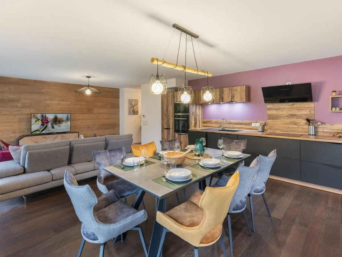 Appartement Moderne Avec 3 Chambres, Terrasse, Garage Et Services Inclus A Megeve - Fr-1-569-131 0*,