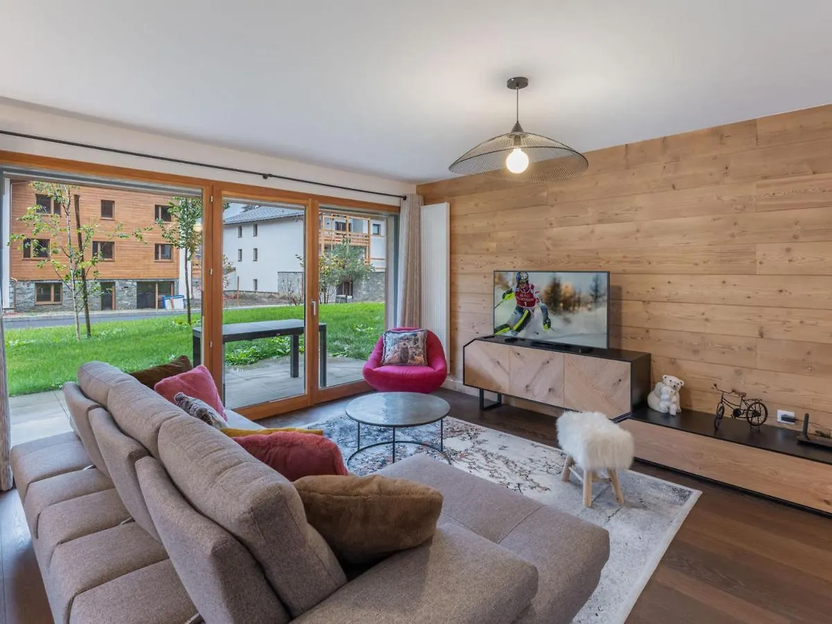 Apartment Appartement Moderne Avec 3 Chambres, Terrasse, Garage Et Services Inclus A Megeve - Fr-1-569-131