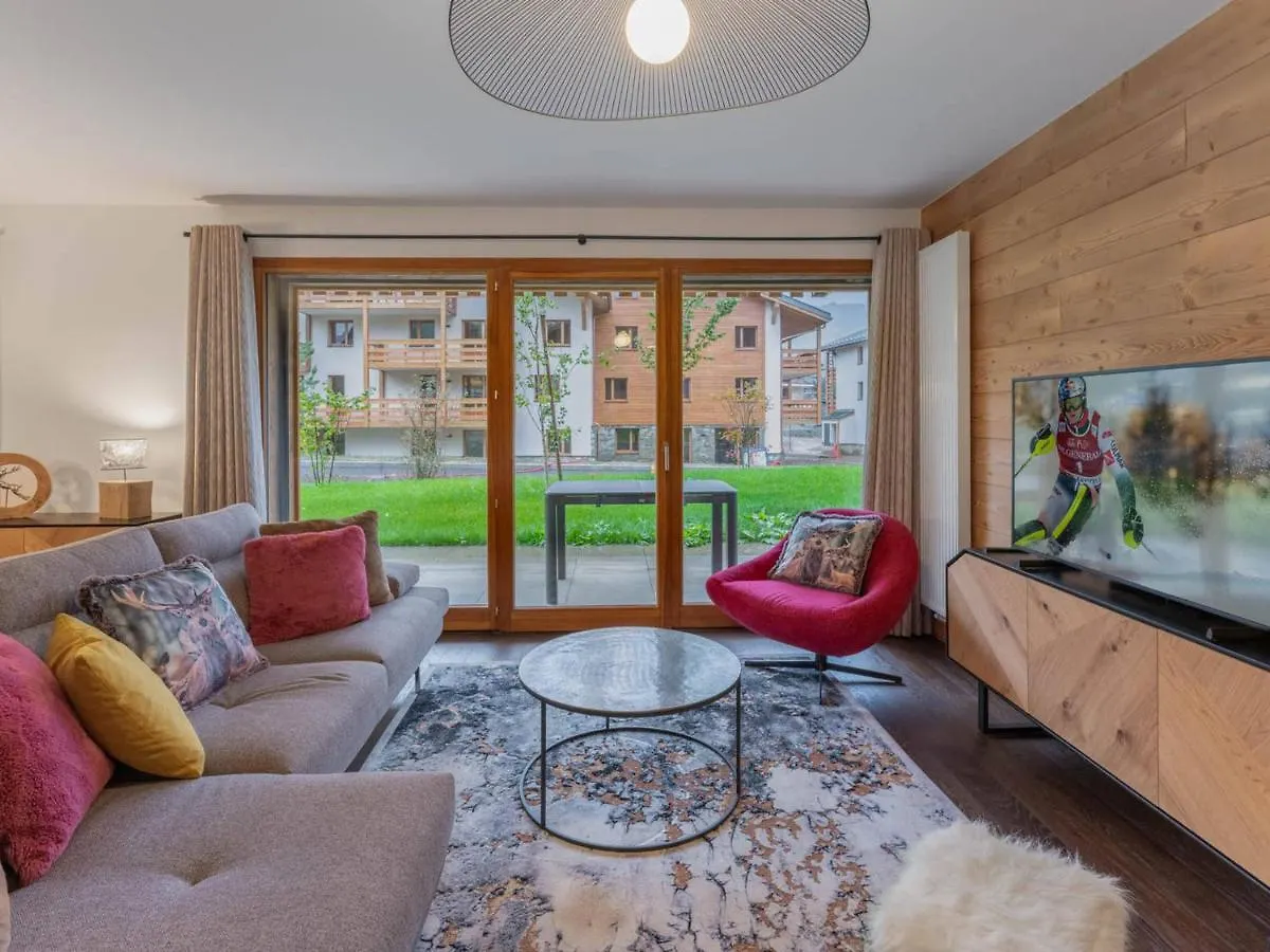 Appartement Moderne Avec 3 Chambres, Terrasse, Garage Et Services Inclus A Megeve - Fr-1-569-131 0*,  France